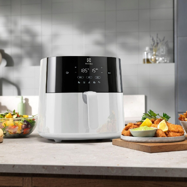 (台中)【初夏購物節 旗艦家電】伊萊克斯 5L 極致美味500健康氣炸鍋 奶霜白