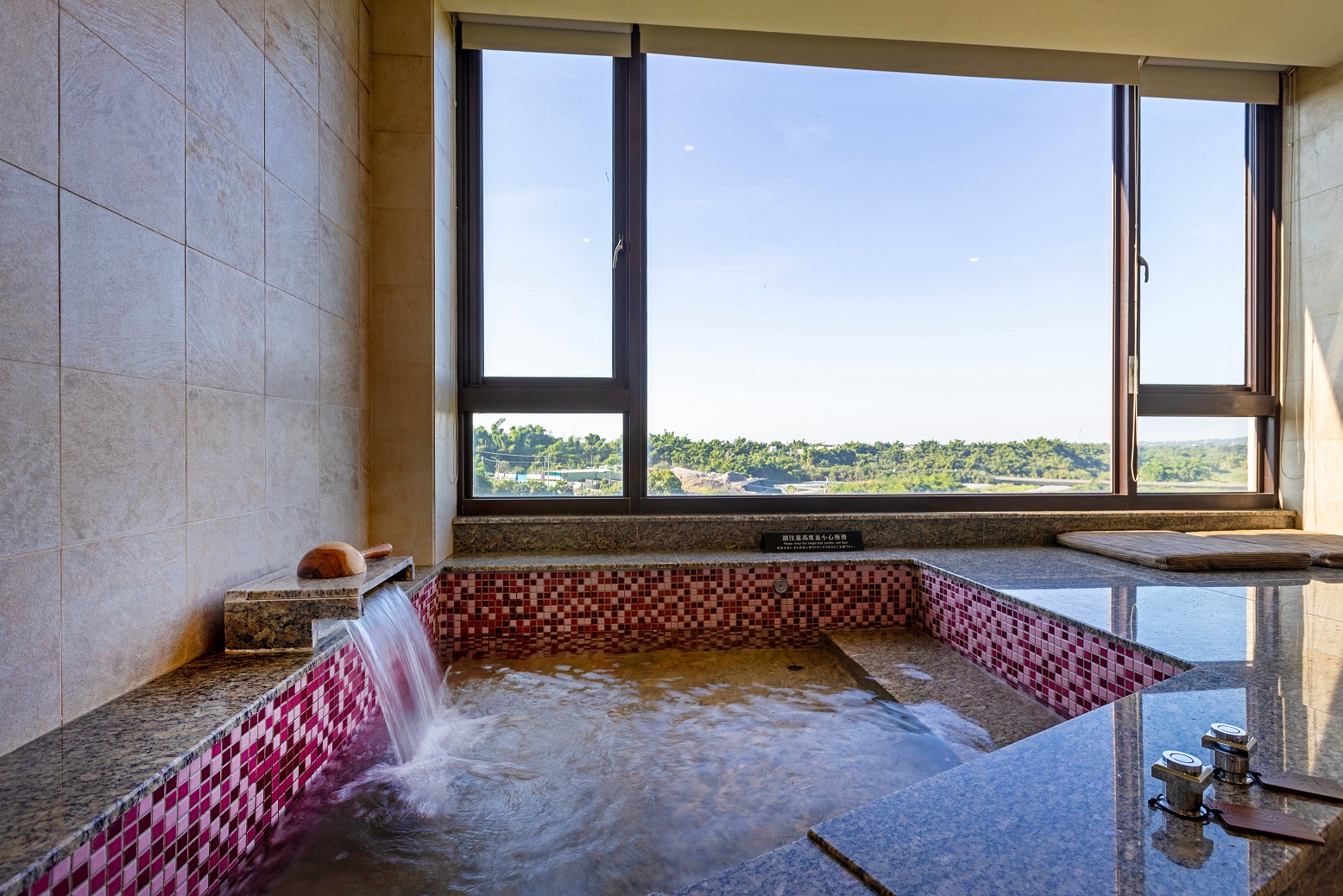 (西門)【盛夏奢華假期】高雄花季度假飯店 巧月景觀套房一泊一食 平假日雙人住宿券