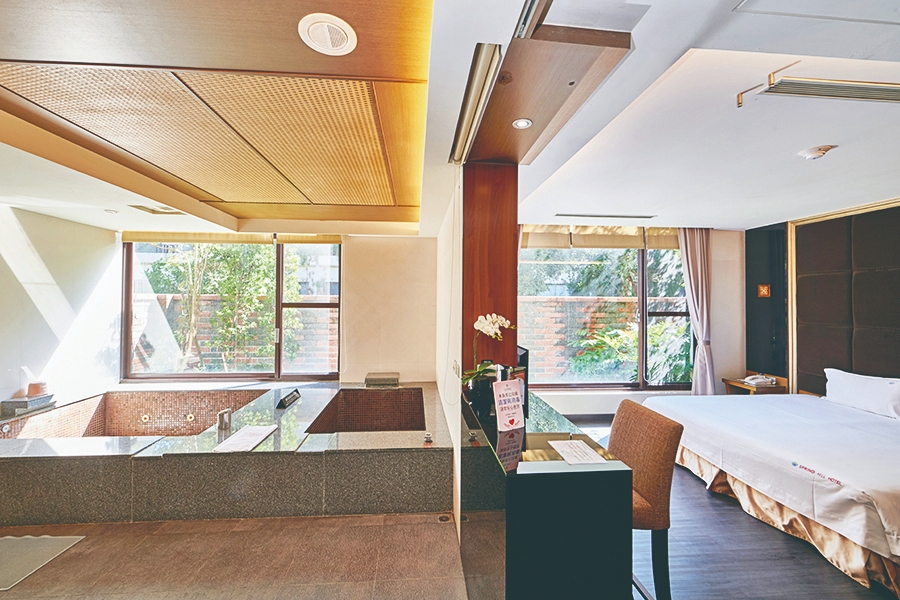 (西門)【盛夏奢華假期】高雄花季度假飯店 120分鐘映月湯屋 平假日雙人泡湯券